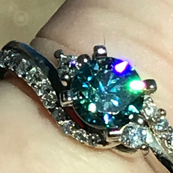 Jewelry - Gorgeous green and white engagement ring 10k wg